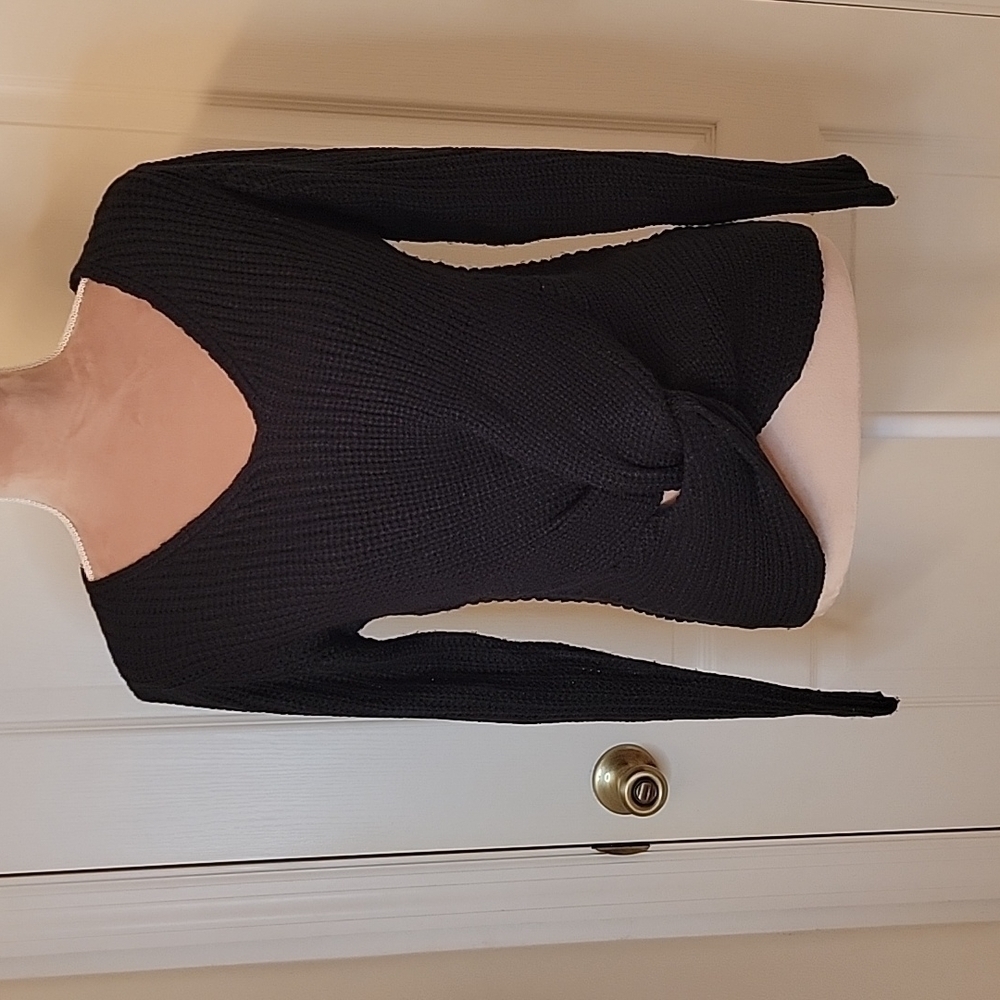 Lu NYC Size M, Twist Front Black V-Neck Sweater